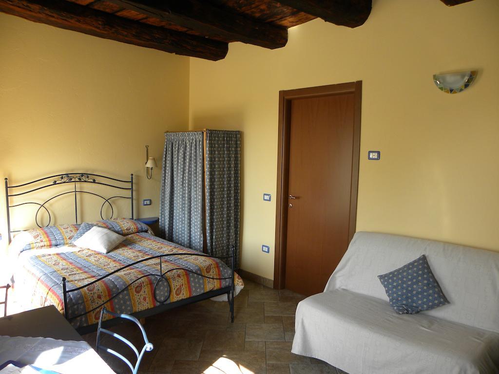 Agriturismo Fano's Farm Suno Habitación foto